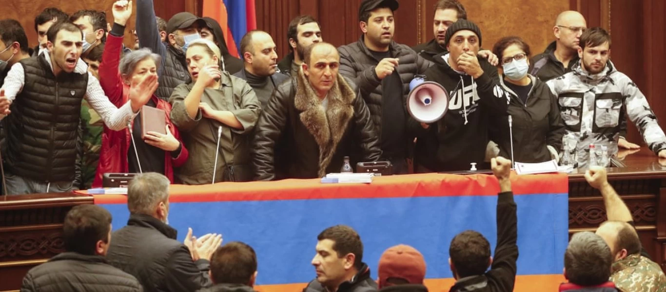 Ερεβάν: Οργισμένοι Αρμένιοι λίντσαραν τον πρόεδρο της Βουλής - Ο στρατός τους καλεί να συνεχίσουν την μάχη (βίντεο)